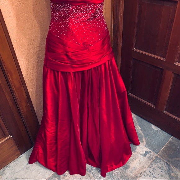 ❤️STUNNING Beaded Ruby Red Gown / Prom / Size 10 - Picture 6 of 8